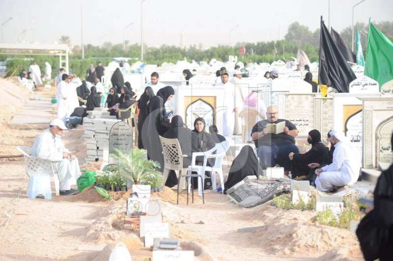 تجمع العائلات عند قبور أحبابهم في يوم العيد