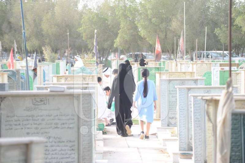 كبار وصغار يزورون أحبابهم في المقابر 