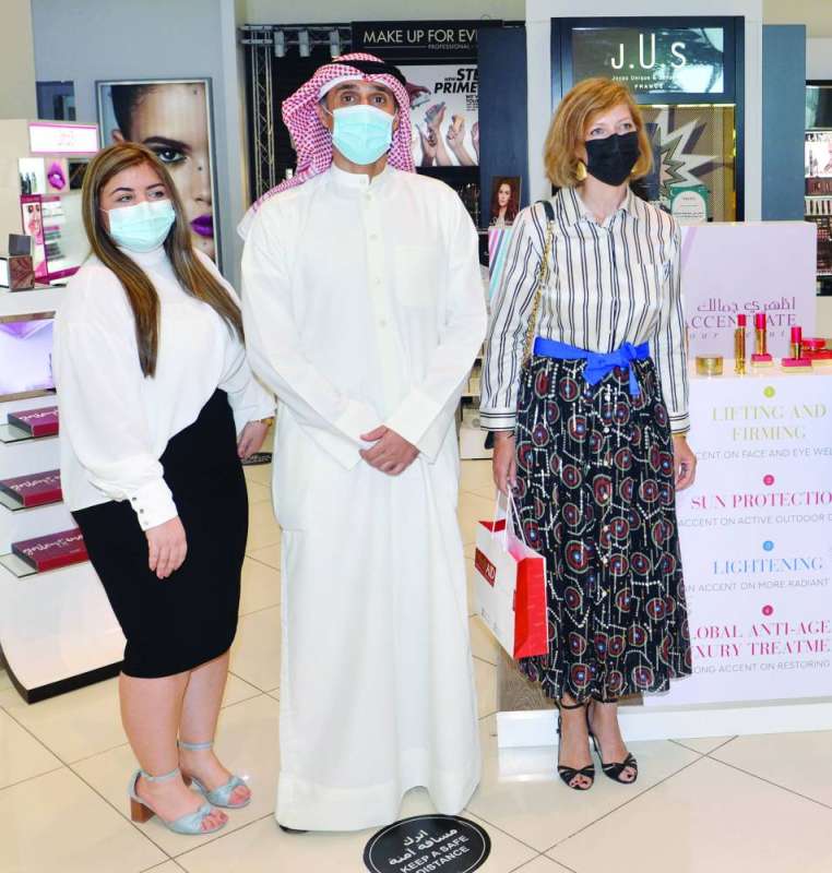 آن كلير لوجوندر ومحمد صفر وجلنار الهنا 	(تصوير نايف العقلة)