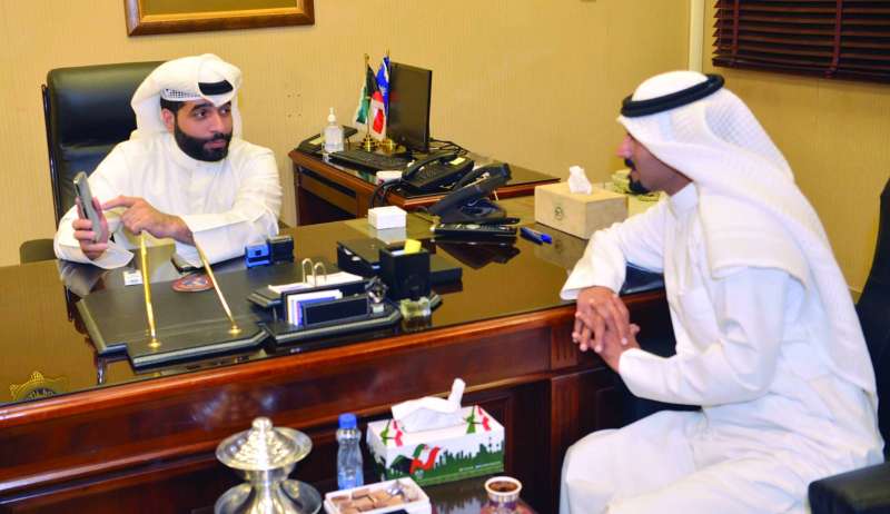 المطوع يطلع الزميل نايف كريم على آلية عمل إدارة الجرائم الإلكترونية