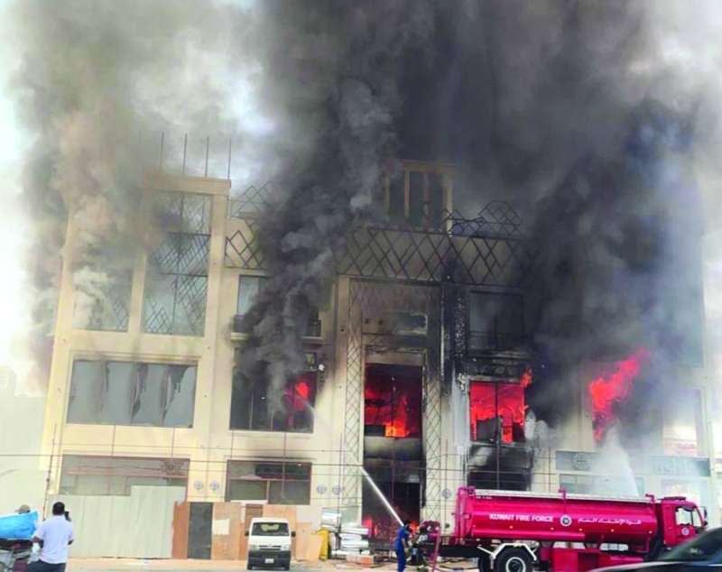 النيران تستعر في المجمع