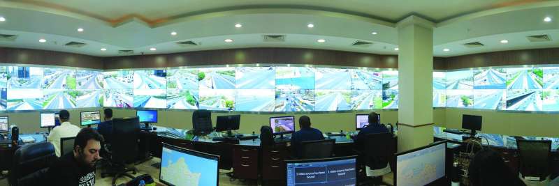 حركة الطرق تحت رصد ومتابعة في غرفة عمليات المرور    	 (تصوير أسعد عبدالله)