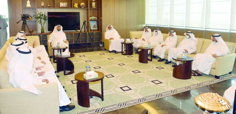 الوكيل مستقبلاً المهنئين في مكتبه أمس 	(تصوير نايف العقلة)