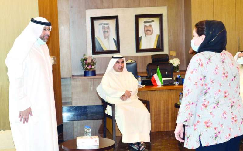 اليعقوب متلقياً تهنئة إحدى الموظفات