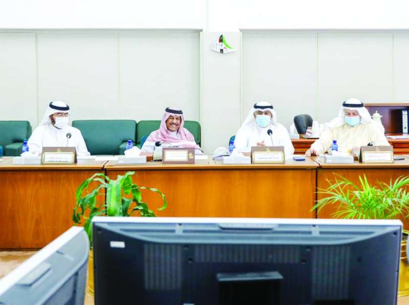 الحمد مترئساً اجتماعاً سابقاً للجنة المالية