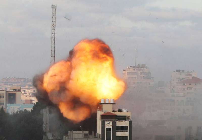 غارة إسرائيلية على مبنى وسط غزة (رويترز)