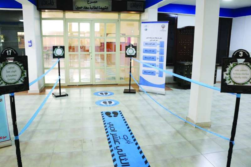 وضع العلامات الإرشادية وتحديد اتجاهات السير بإحدى المدارس