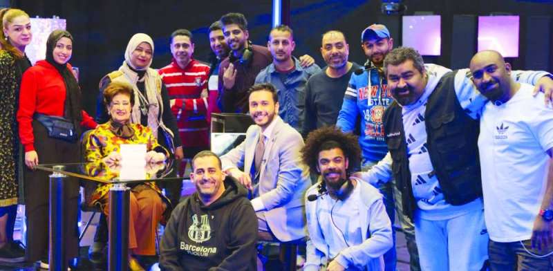 عبدالرحمن الدين ورمضان خسروه مع فريق العمل في حلقة ماما أنيسة