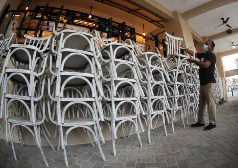 المطاعم والمقاهي تستعد لاستقبال روادها 	(تصوير سعود سالم )