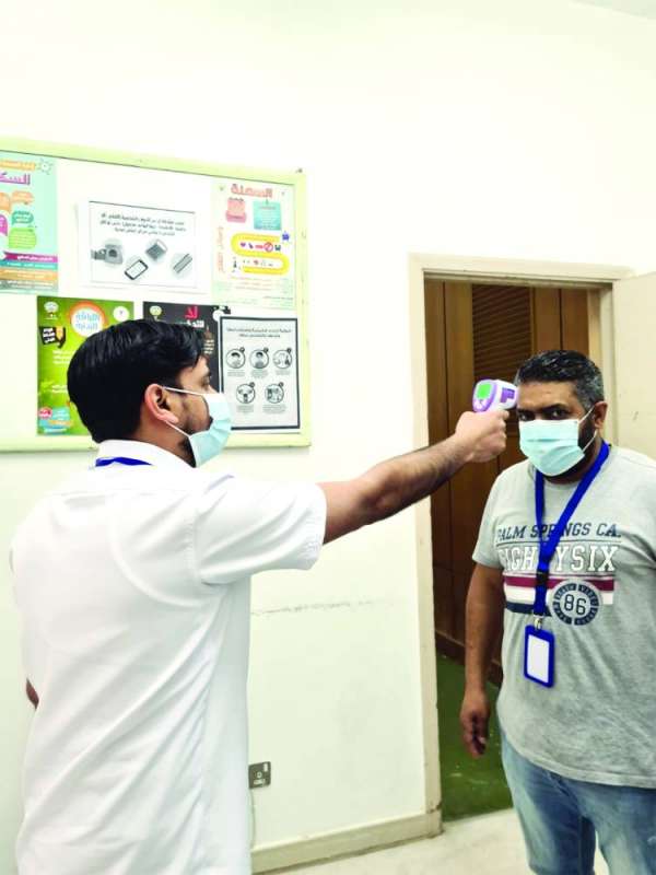 أحد الكوادر التمريضية في مدارس الاختبارات