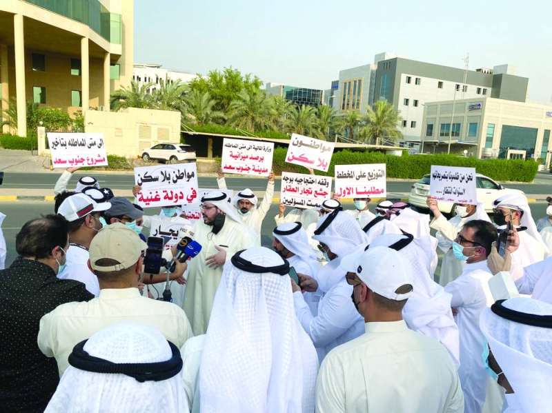 المعتصمون رفعوا يافطات بمطالبهم