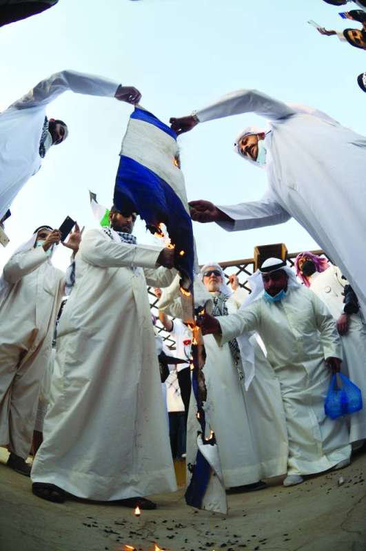 إحراق علم الاحتلال