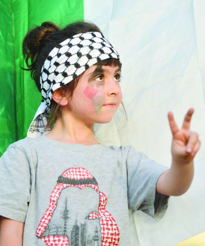 صغيرة رسمت علم فلسطين على وجهها	 (تصوير نايف العقلة)