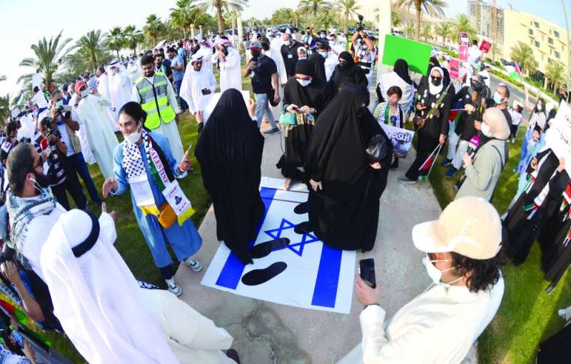 مشاركات يدسن العلم الصهيوني