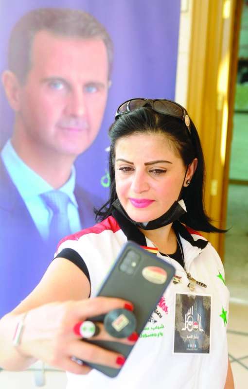 سيلفي مع صورة الرئيس