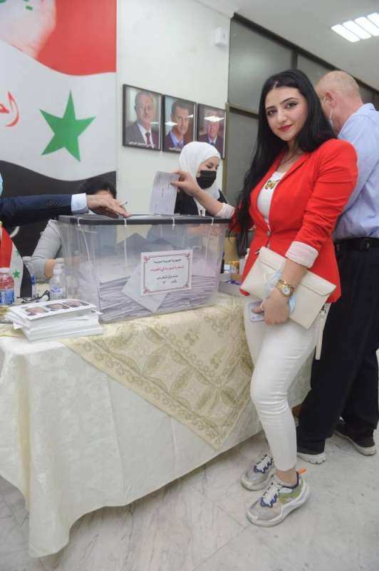 مقيمة سورية تدلي بصوتها