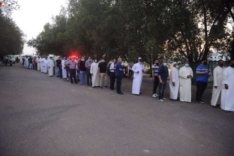 طابور طويل من الناخبين السوريين (تصوير سعود سالم)