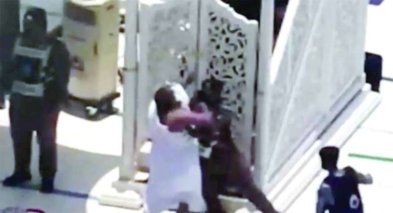 الشرطي محمد الزهراني يمنع المتعدّي من محاولة اعتلاء المنبر