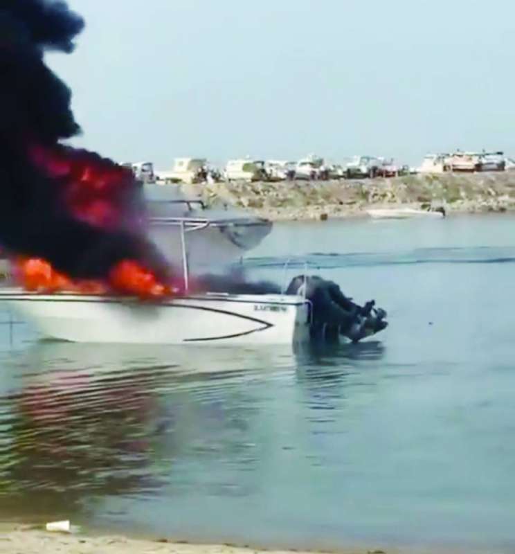 النيران مشتعلة بالطراد