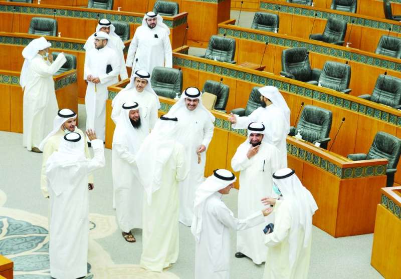 حوارات نيابية وسط القاعة