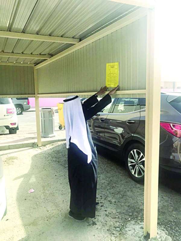 مفتش يضع إنذاراً لإزالة مظلة مخالفة (أرشيف - "الراي")