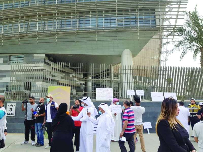 وقفة الأهالي احتجاجاً على الاختبارات الورقية