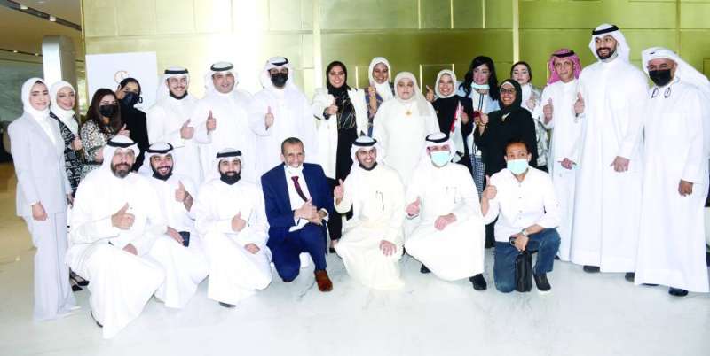 المطيري متوسطاً فريق إعداد الإستراتيجية في لقطة جماعية 	