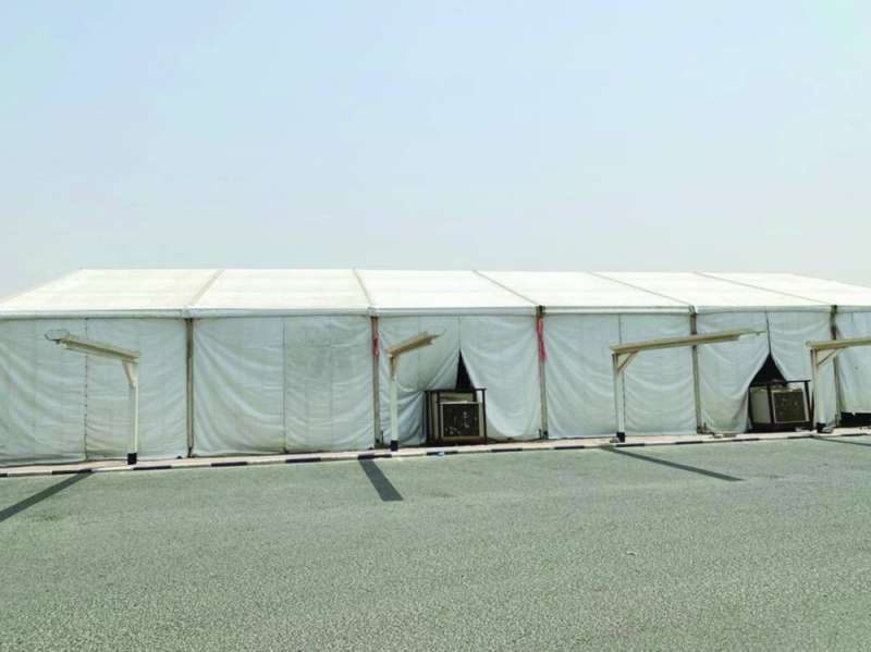 خيمة مكيفة لمراجعي «الأعلاف»