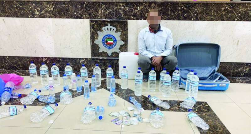 المتهم وأمامه المضبوطات