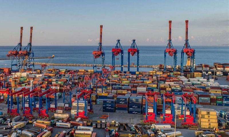 التلف يتهدد أدوية وأغذية ولحوم في مرفأ بيروت