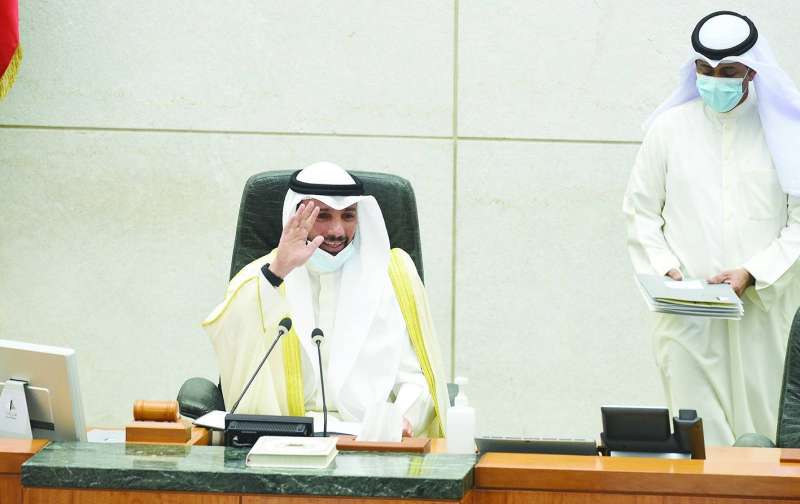 الغانم يحيي النواب لدى وصوله القاعة 