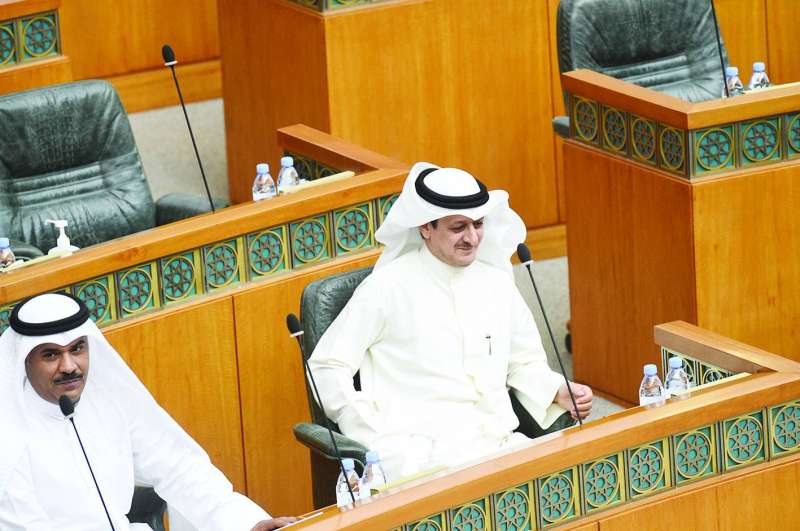 فارس العتيبي على مقعد رئيس الوزراء وإلى جانبه مساعد العارضي