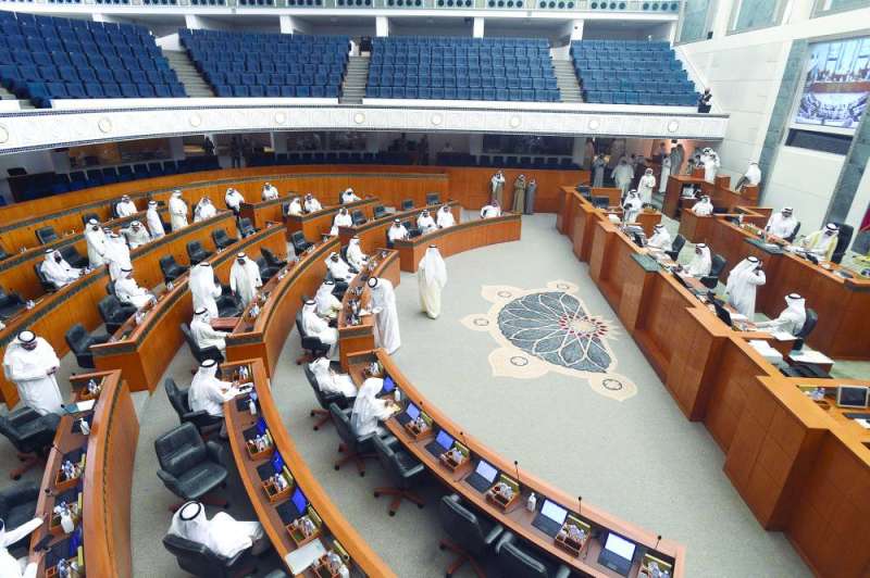 النواب جلسوا في مقاعد الوزراء فلم تحضر الحكومة	(تصوير أسعد عبدالله)