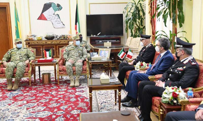 السفير الإيطالي ونائب القائد العام لقوات الدرك زارا الحرس الوطني
