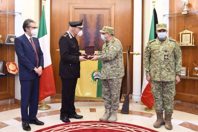 السفير الإيطالي ونائب القائد العام لقوات الدرك زارا الحرس الوطني
