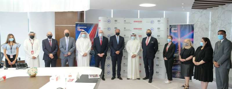 جيمس كليفرلي وبيلندا لويس وعبدالعزيز يعقوب البابطين والإدارة العليا للشركة