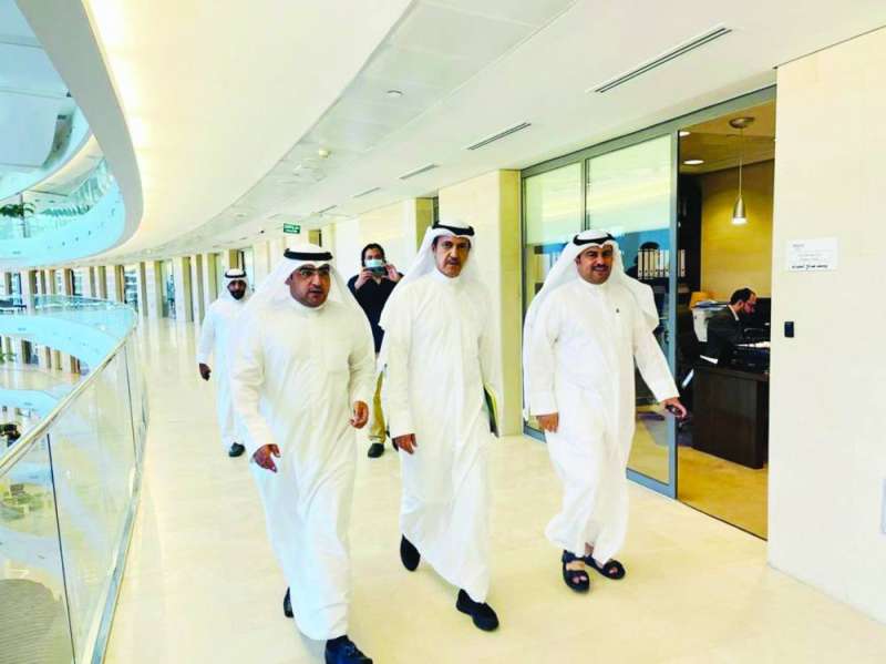 السويط والعتيبي والكندري في طريقهم لتقديم صحيفة الاستجواب