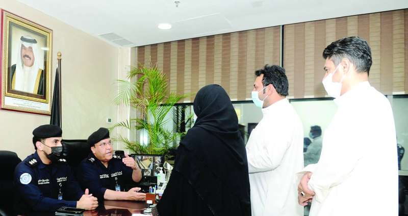 البرجس يتحدث مع مراجعين