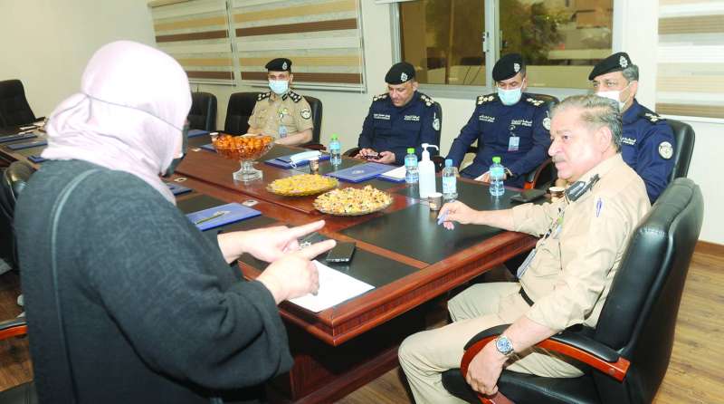 الصايغ يستمع إلى إحدى المراجعات بحضور قيادات قطاع المرور	 (تصوير سعود سالم)