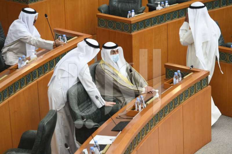 رئيس الحكومة خلال الجلسة 