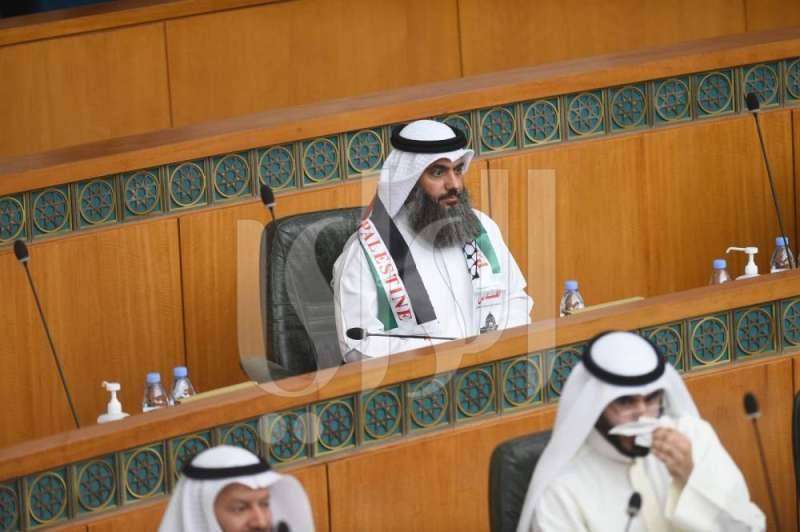 الشلاحي متشحا بالعلم الفلسطيني 