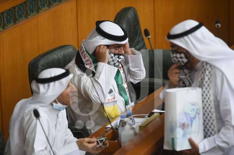 الشاهين يوزع كمامات بالوشاح الفلسطيني 