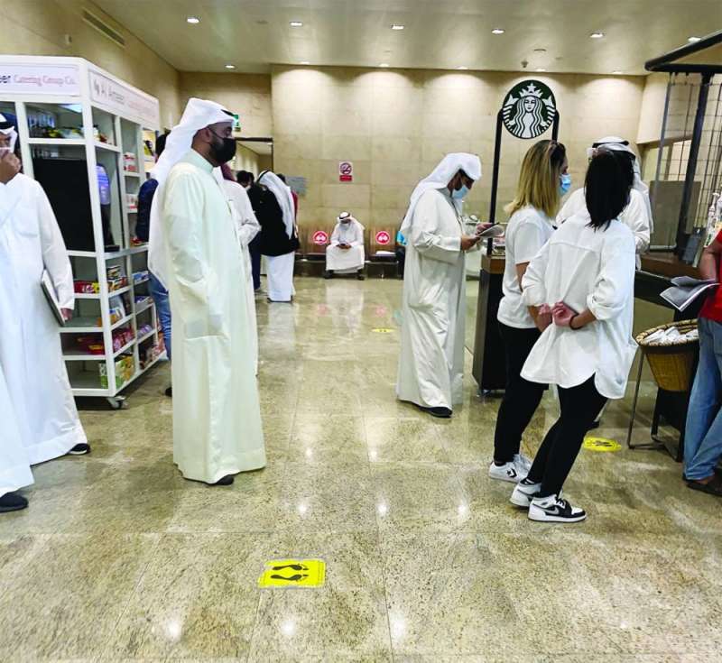 عند الكافتيريا