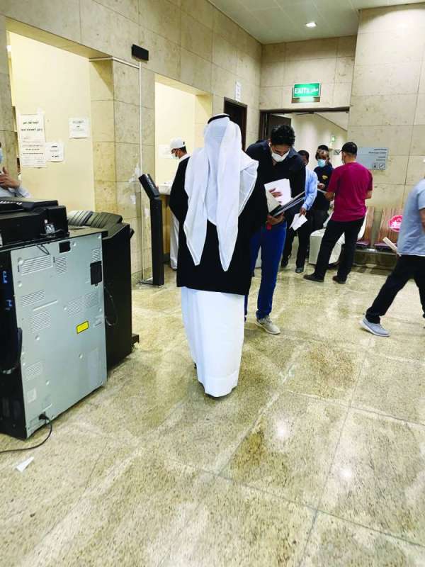 ... وأمام مكتب التصوير