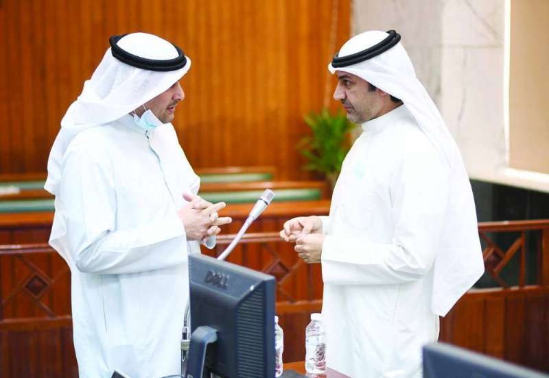 حديث جانبي بين العضوين علي بن ساير وفهيد المويزري