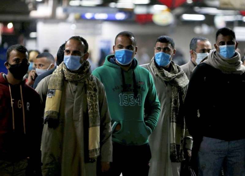 مصريون يرتدون الكمامة في مترو القاهرة