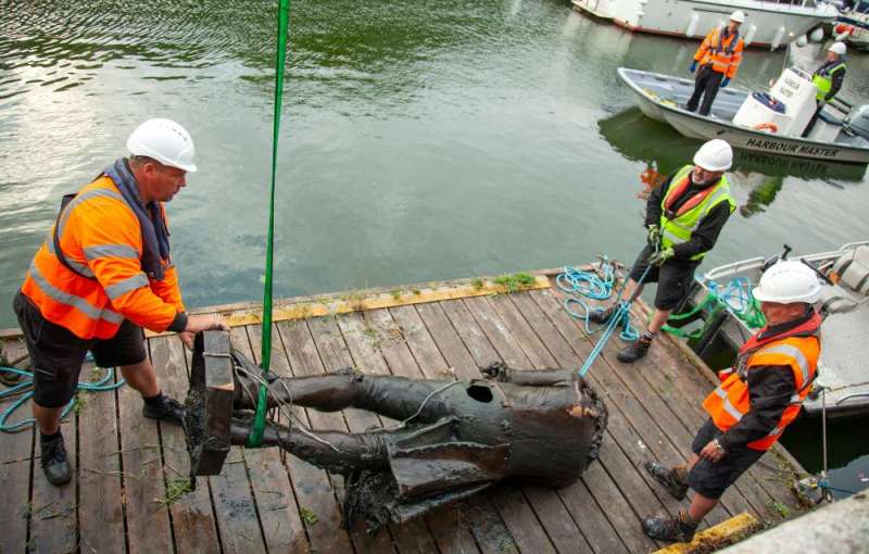 تمثال كولستون بعد انتشاله من ميناء بريستول 