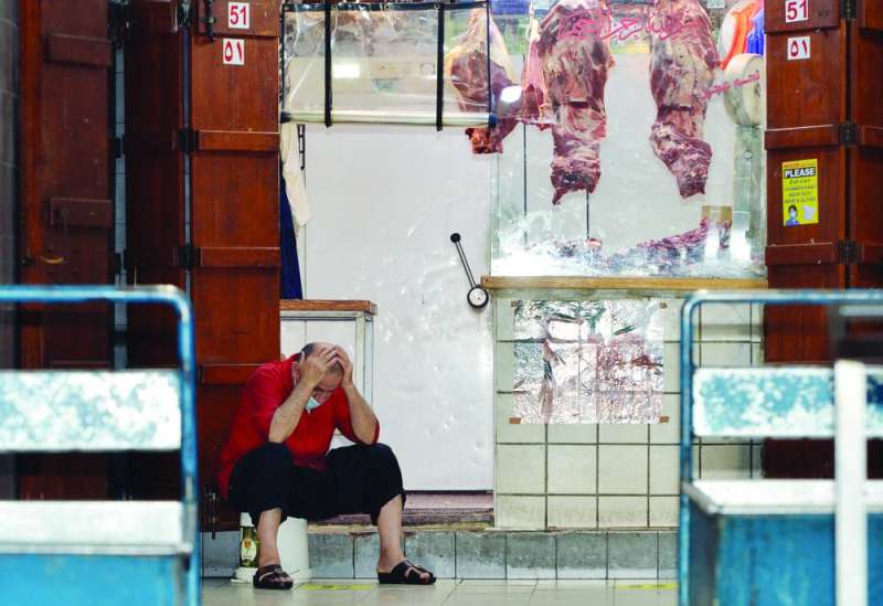 ستيني يفكر بمصيره مع قرار عدم تجديد إذن العمل لمن هم فوق الـ60 عاماً من غير الجامعيين 	 (تصوير نايف العقلة)