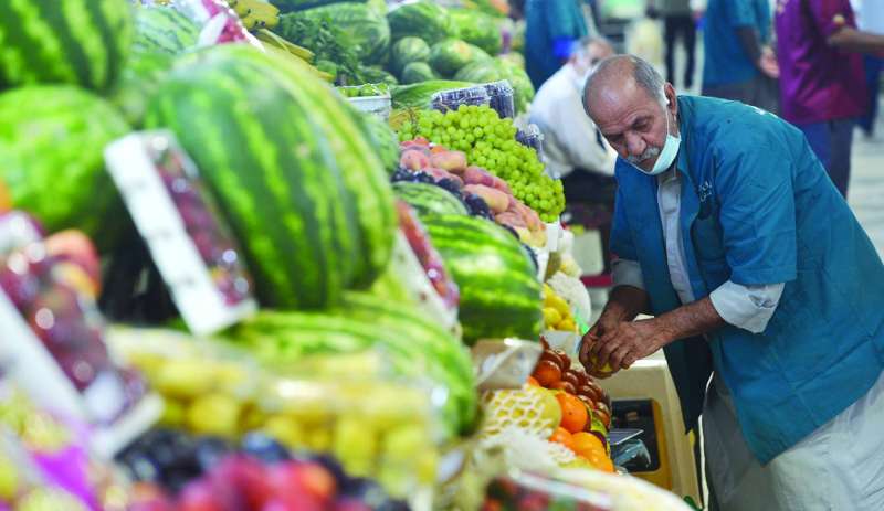 بائع مسن بين مطرقة تأمين لقمة العيش وسندان قرار «القوى العاملة»