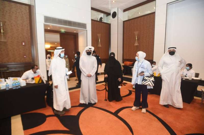 وكيل الشؤون والمضاحكة خلال متابعة حملة التطعيم (تصوير: أسعد عبدالله)